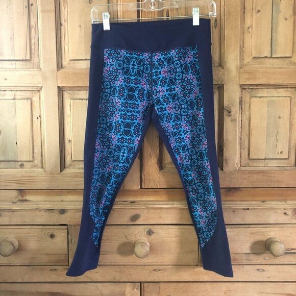 Fabletics Women Size XS Navy Blue Patterned Crop Leggings Athletic Workout Pants - Picture 1 of 7